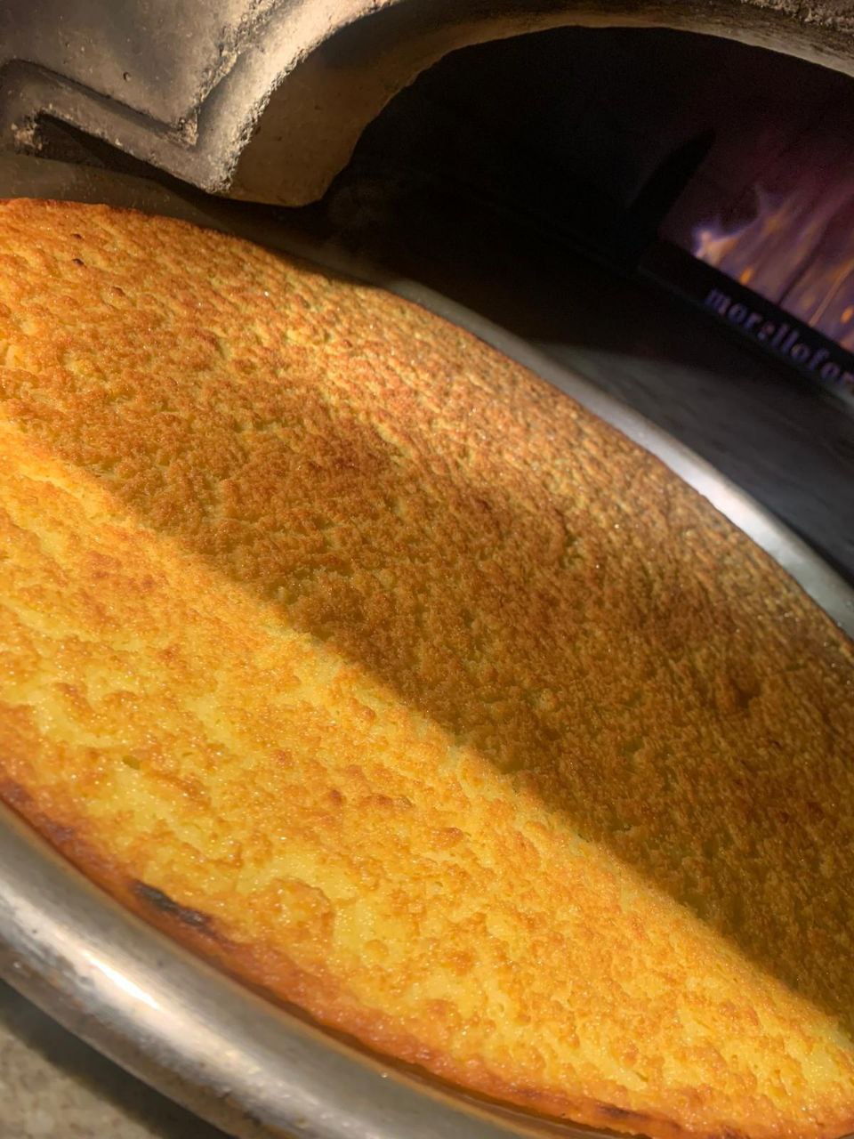 Torta di ceci dorata appena sfornata