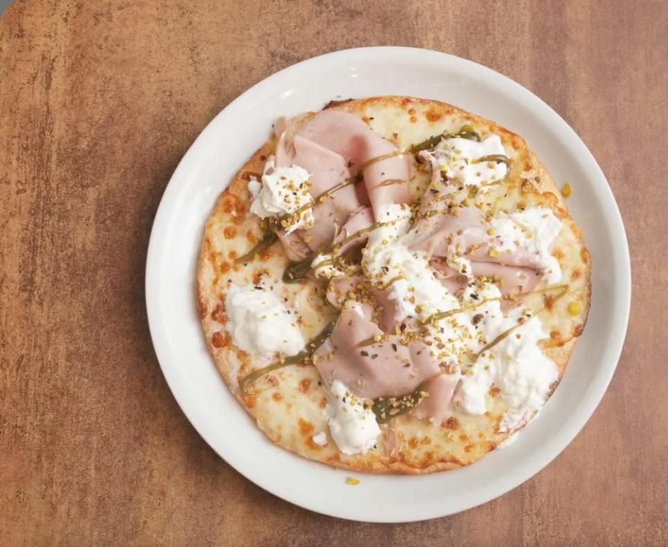 Pizza tonda con prosciutto e stracciatella