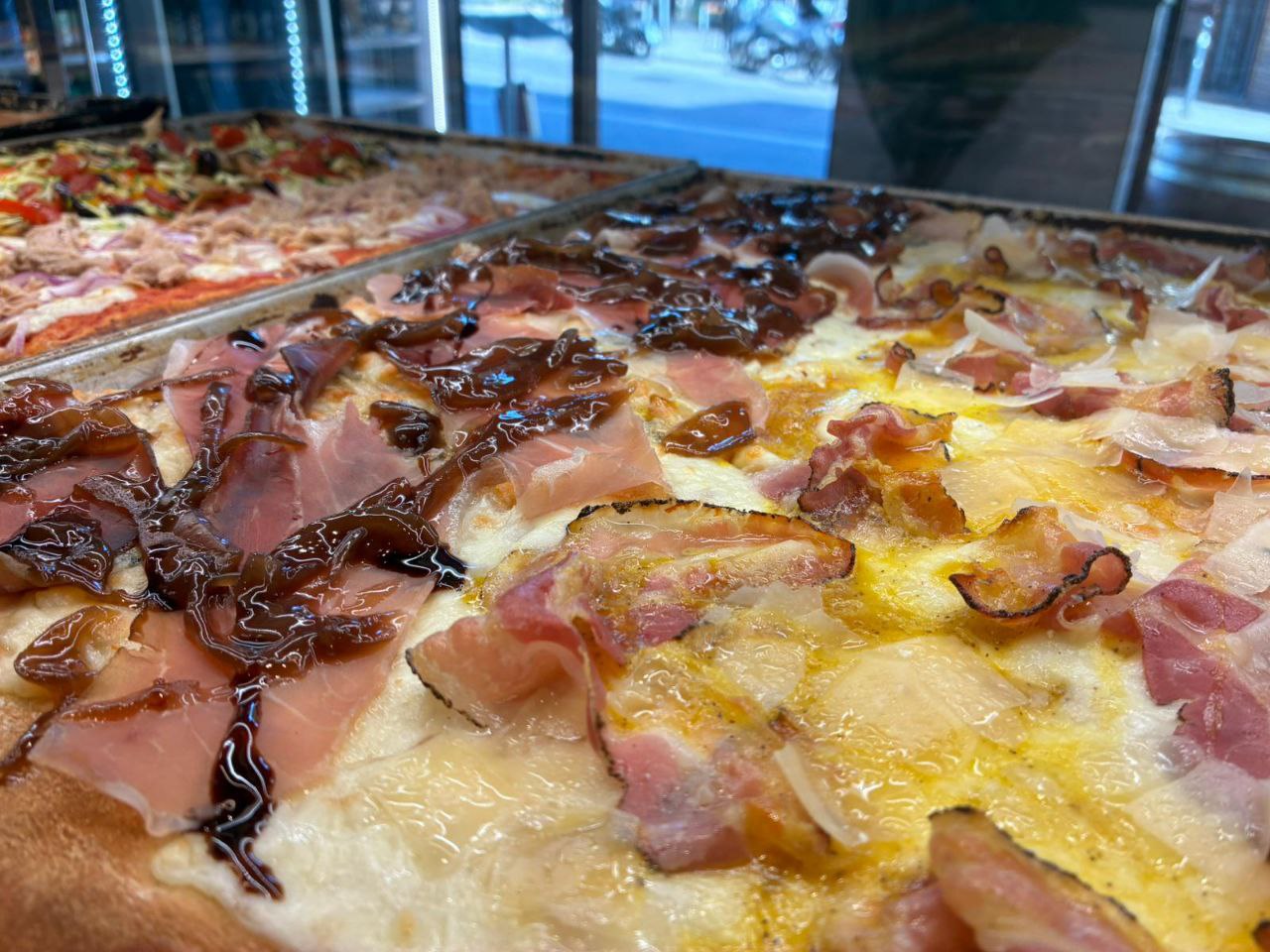 Pizza al taglio con prosciutto e cipolla